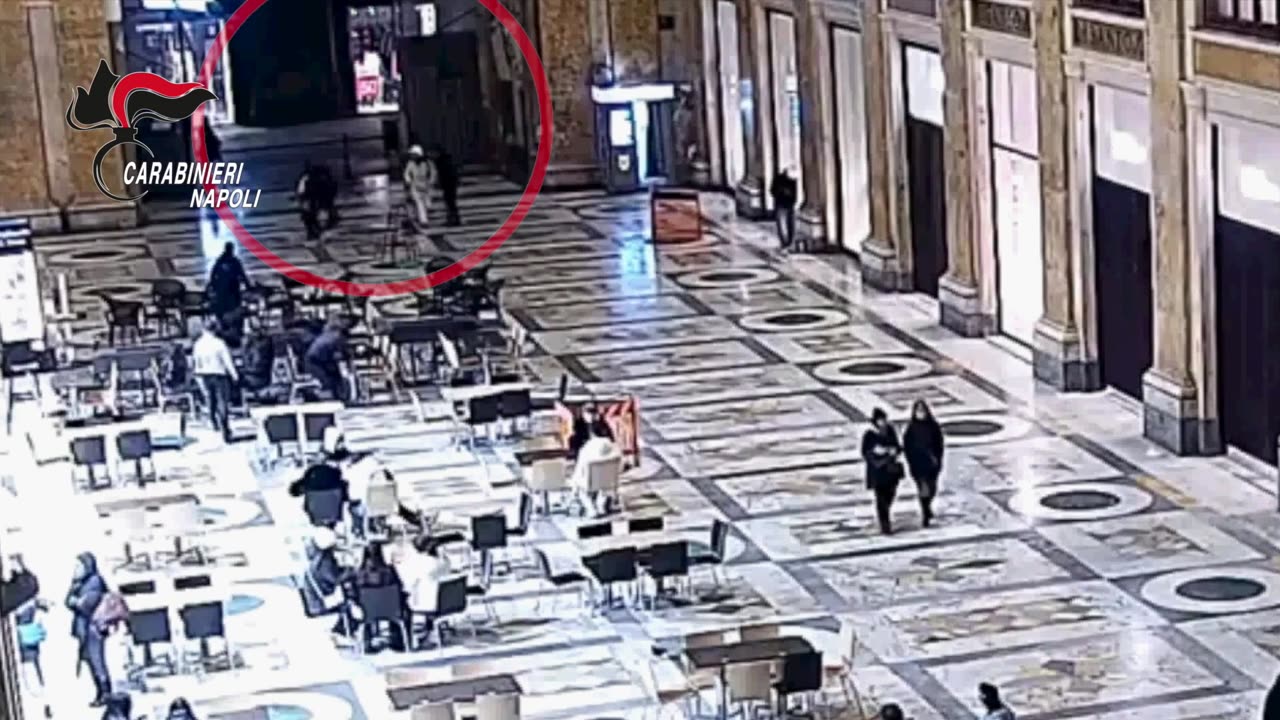 Napoli - Le immagini dell'anziana scippata con violenza e finita in ospedale (05.02.25)