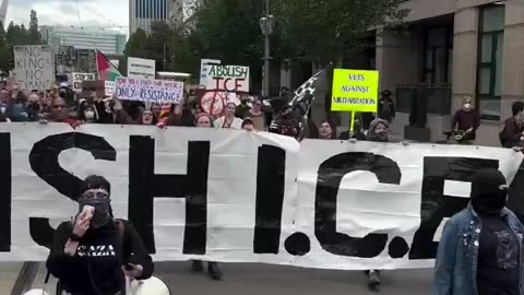 Antifa terrorlsts in Portland are READY to go to war against ICE.. 