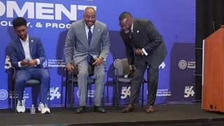 Chicago Mayor Brandon Johnson gets loudly BOOed on stage at the Congressional Black Caucus