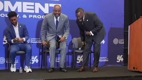 Chicago Mayor Brandon Johnson gets loudly BOOed on stage at the Congressional Black Caucus 