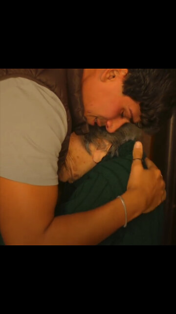 Así es el reencuentro de un joven con su abuela tras largo tiempo