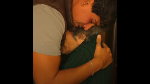Así es el reencuentro de un joven con su abuela tras largo tiempo