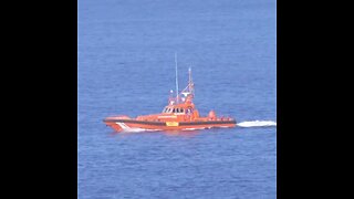 Turistas desoyen advertencias y se bañan pese a fuerte oleaje en España