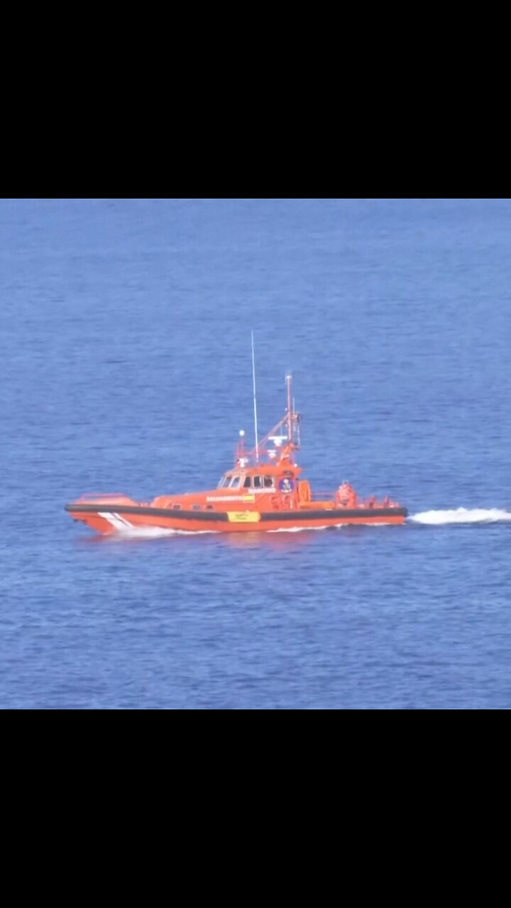 Turistas desoyen advertencias y se bañan pese a fuerte oleaje en España