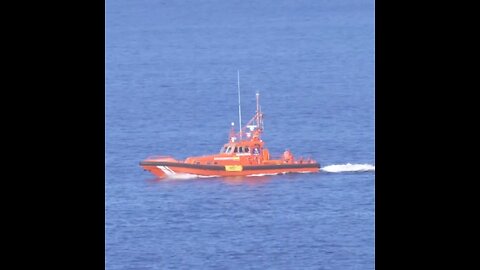 Turistas desoyen advertencias y se bañan pese a fuerte oleaje en España