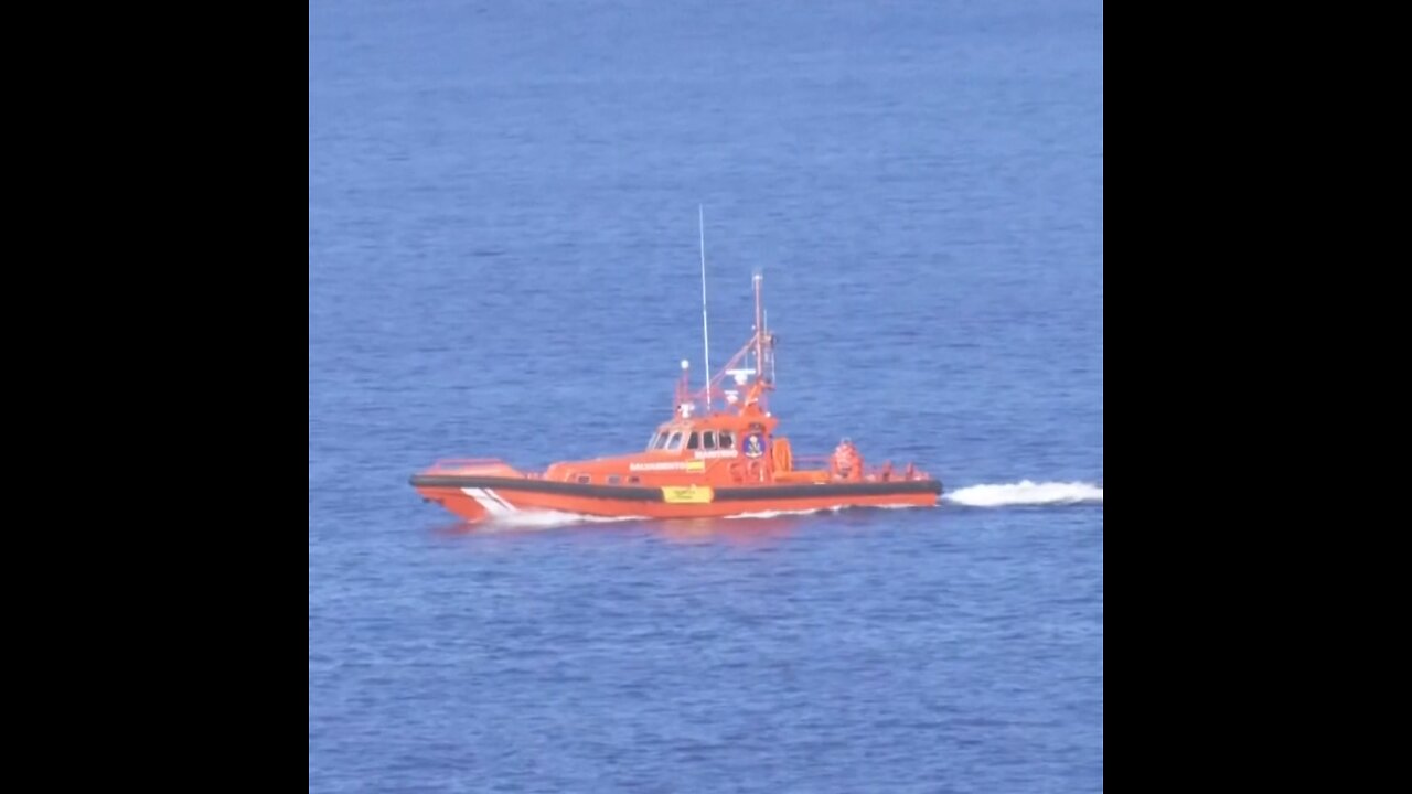 Turistas desoyen advertencias y se bañan pese a fuerte oleaje en España