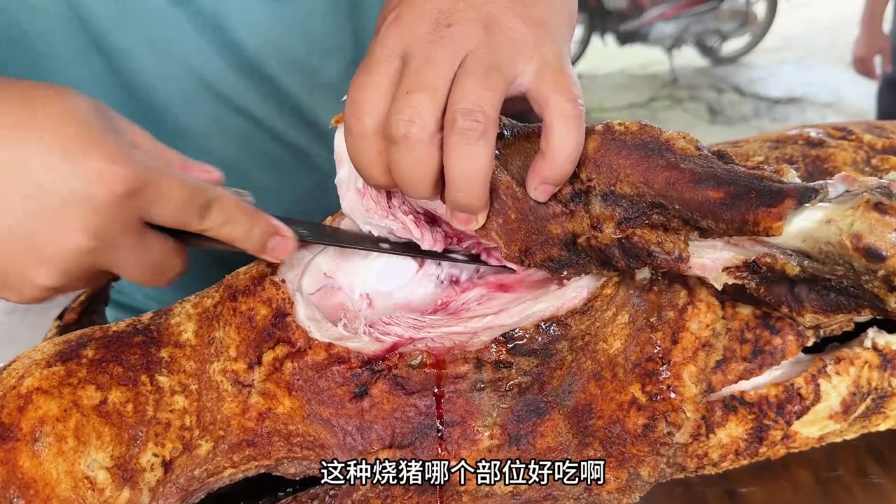 Yunnan Yingjiang Dai food "concrete" roasted pig