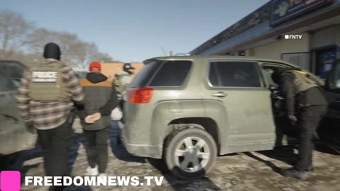 Các nhân viên ICE đã đập vỡ cửa kính xe của một người nhập cư bất hợp pháp ở Minnesota