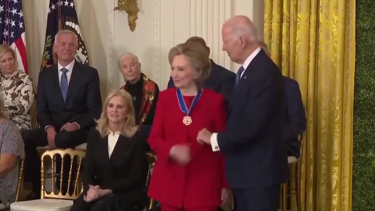 Una giovane Hillary Clinton fintamente magra riceve la medaglia della libertà