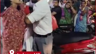 Indore Street: Wife Catches Husband Shopping With Girlfriend