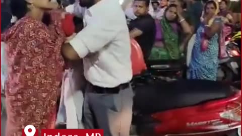 Indore Street: Wife Catches Husband Shopping With Girlfriend
