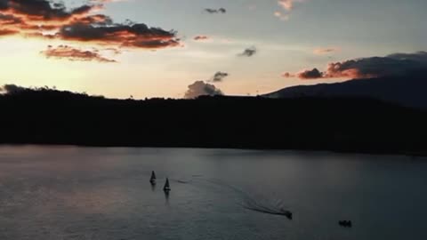 🌅 Magia del Lago San Pablo – Donde el cielo se refleja en el agua