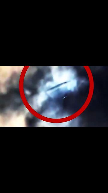 Augenzeugen können ihren Augen nicht trauen als ein Zigarrenförmiges Ufo durch die Wolken schießt