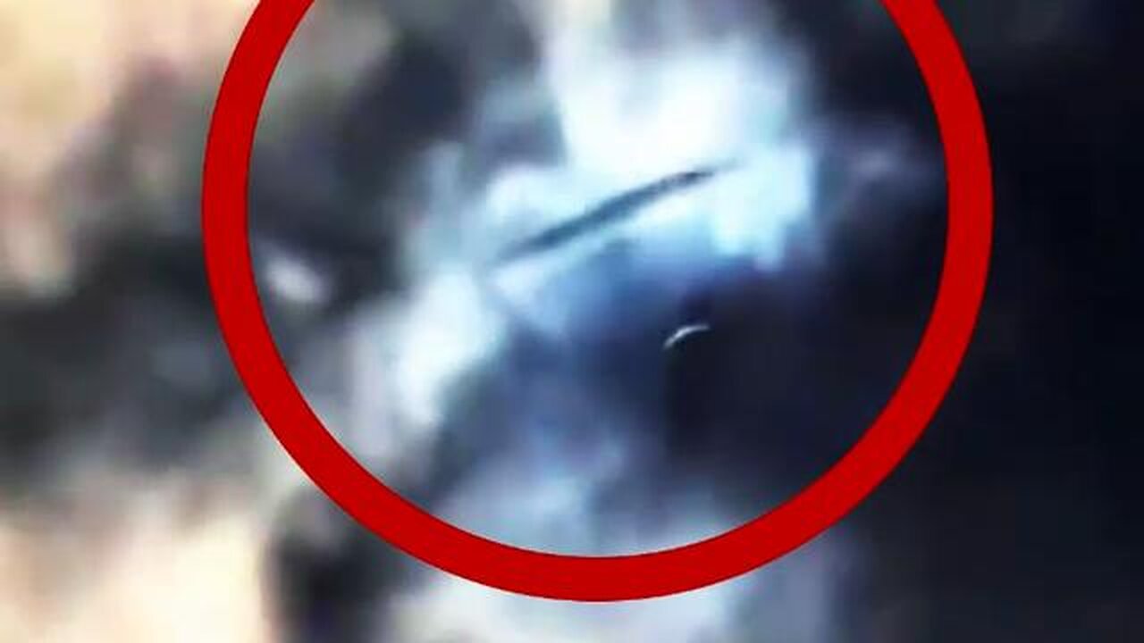 Augenzeugen können ihren Augen nicht trauen als ein Zigarrenförmiges Ufo durch die Wolken schießt