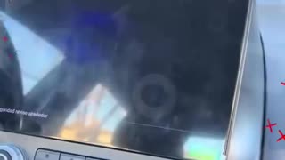 Un joven logró conectar una vieja consola de juegos al auto