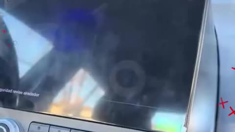 Un joven logró conectar una vieja consola de juegos al auto