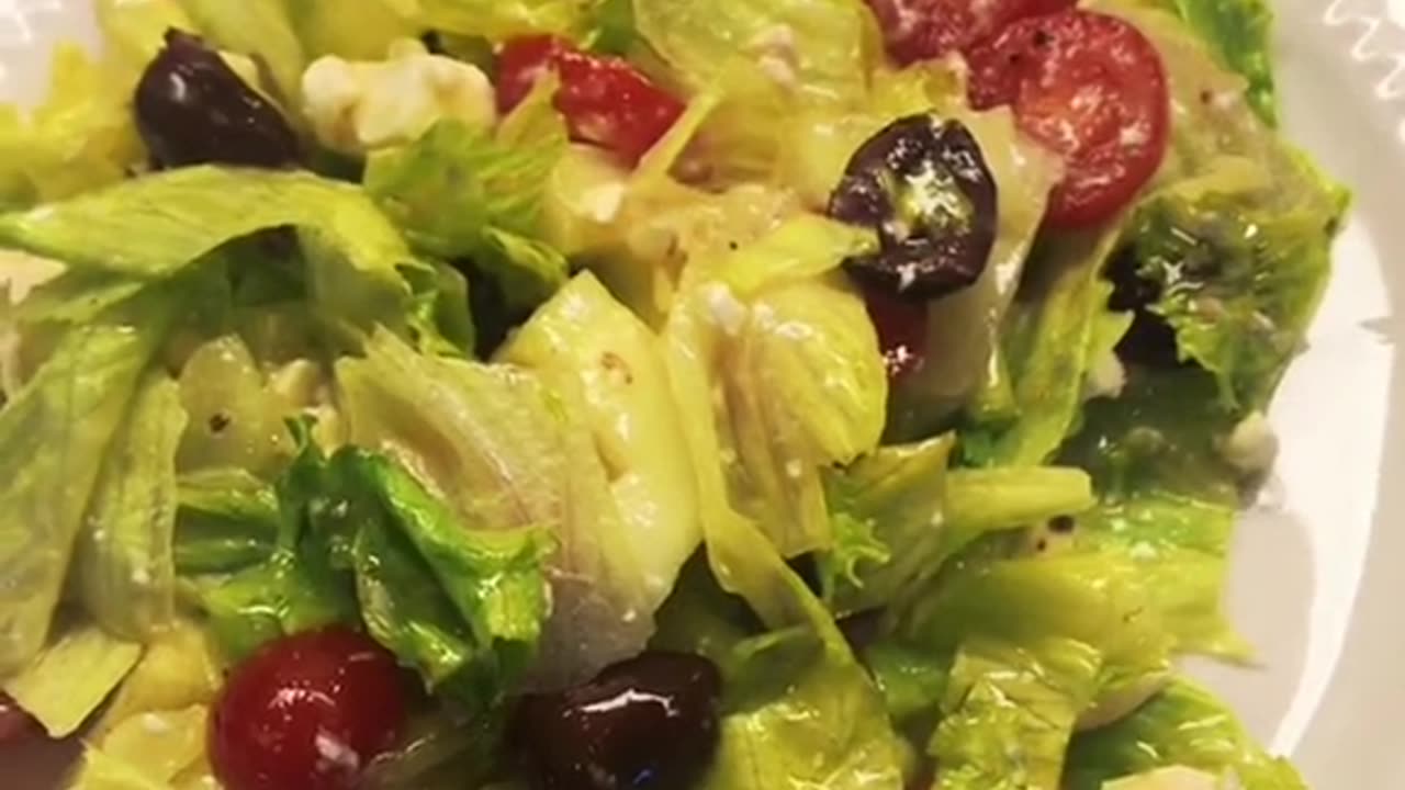 π₯π¬π· Dive into the Freshness: Authentic Greek Salad Recipe Straight from the Mediterranean! πΏπ
π§