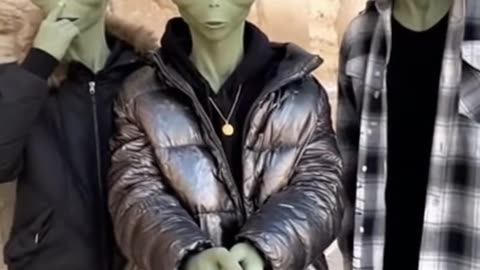 German Aliens in Jerusalem | Alien mit Wunschzettel 😂 - Sora2