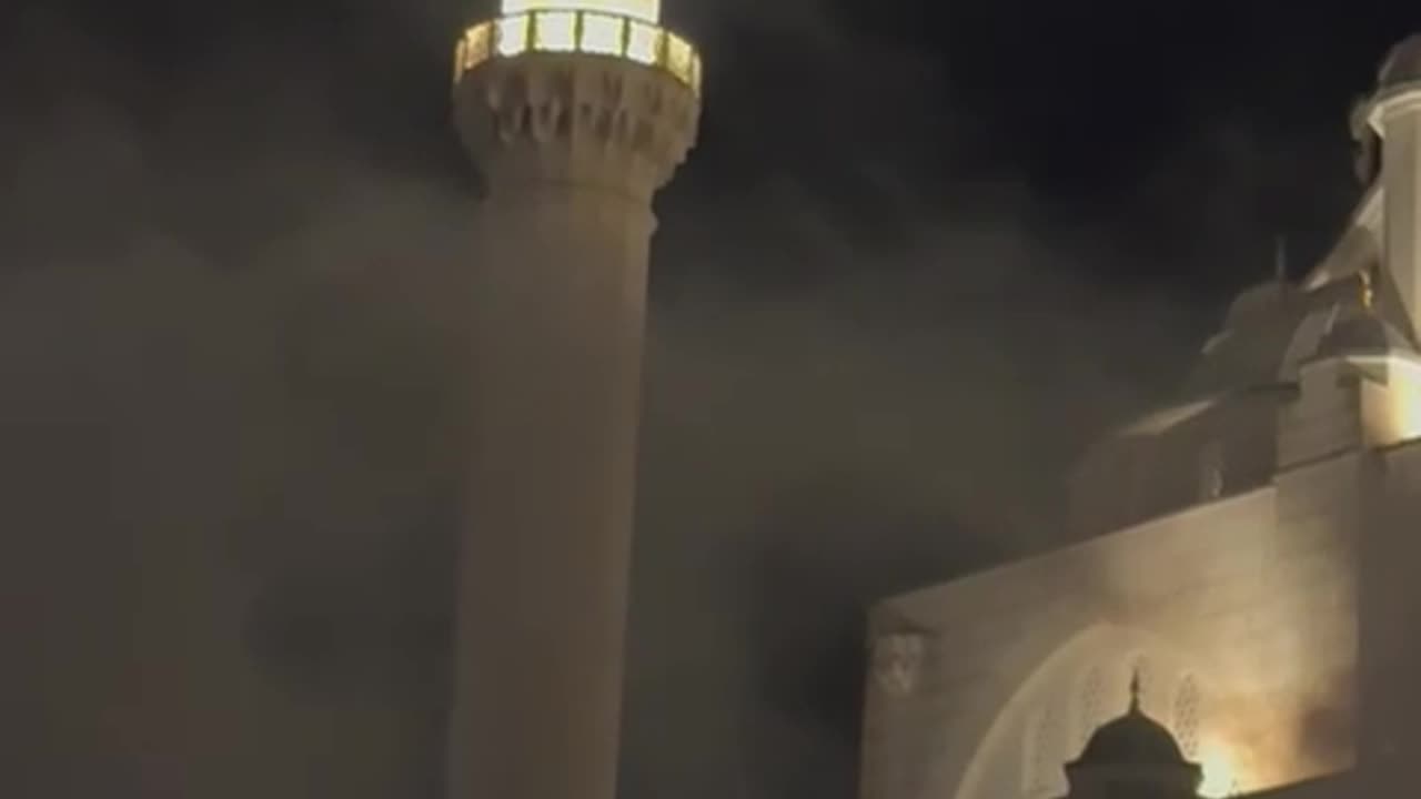 Gaz lotsjellës te Xhamia e Namazgjasë, përplasje mes policisë e protestuesve