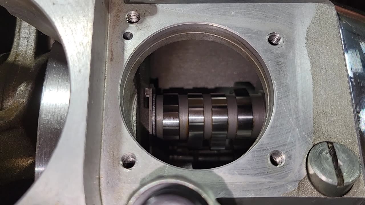 1984 - 1991 Harley Davidson Evolution engine rebuild Part 5, Assemble left case & cam & pinion