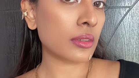 Baby blue eyeshadow tutorial #blueeyemakeuplook #gigihadidmakeup