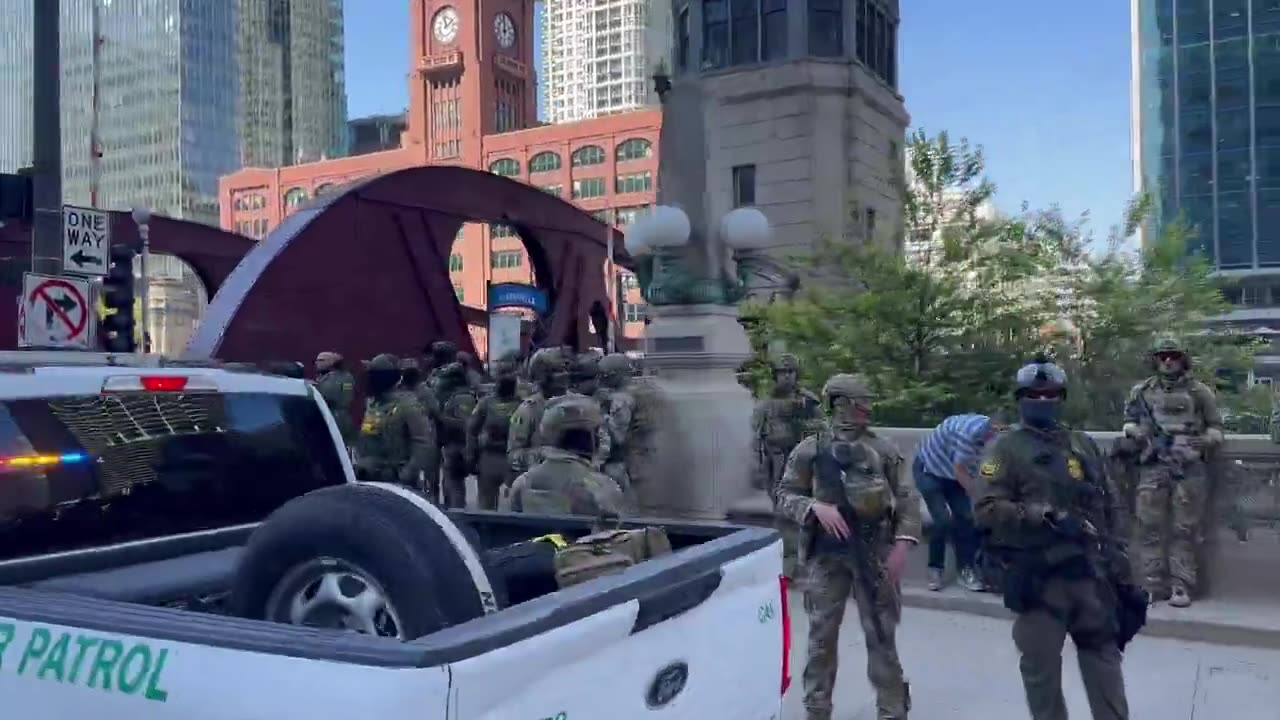 🚨 BREAKING: Armed Border Patrol agents have just arrived in Chicago