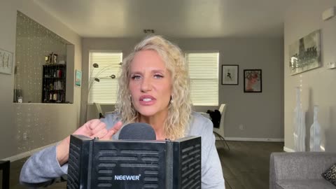 Boue Vivante, Pyramide Secrète, Toile Géante : Coïncidence ?