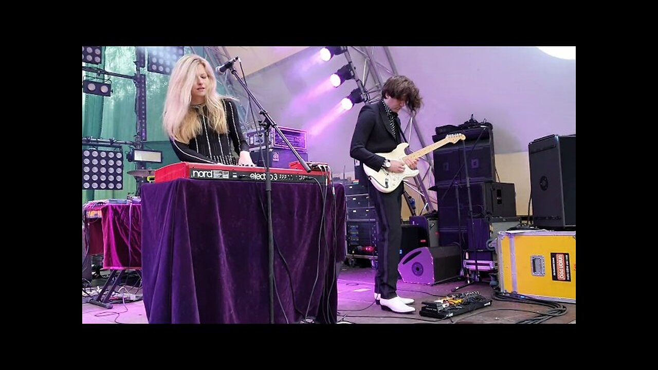 STILL CORNERS - LIVE IN BUDAPEST