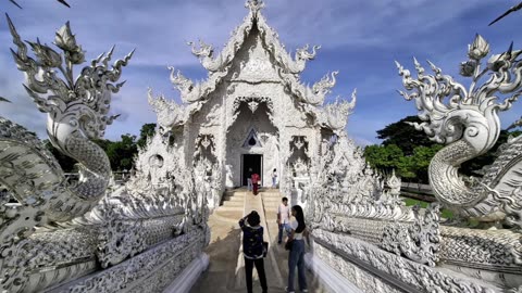 Wat Rong Khun White Temple วัดร่องขุ่น Chiang Rai, Thailand