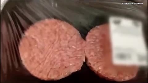 Carne nei supermercati: cambiano pellicola ed etichetta e la rivendono scaduta.