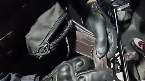 Motociclista capta a un policía de tráfico buscando dinero del soborno en su bolso