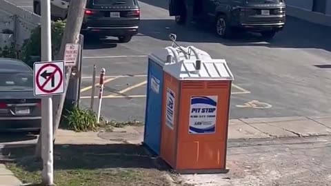 Kooky Karen screams and yells at DHS agents from her balcony.