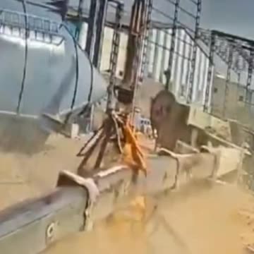 Worker operating inside a small crane cab gets smashed after ...