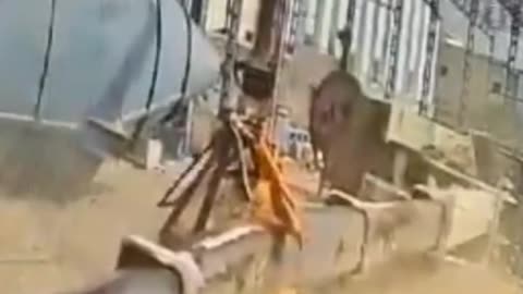 Worker operating inside a small crane cab gets smashed after ...