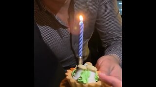 Pasajera organiza sorpresa de cumpleaños para un taxista