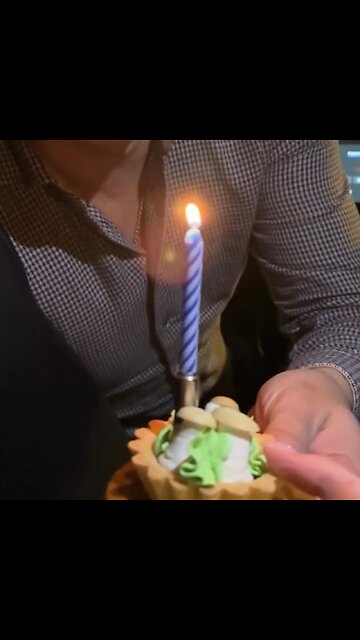 Pasajera organiza sorpresa de cumpleaños para un taxista