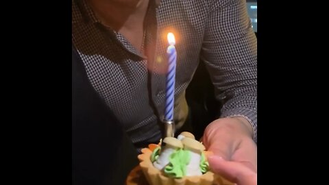 Pasajera organiza sorpresa de cumpleaños para un taxista