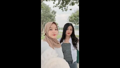 Dua sahabat bersenang-senang bareng