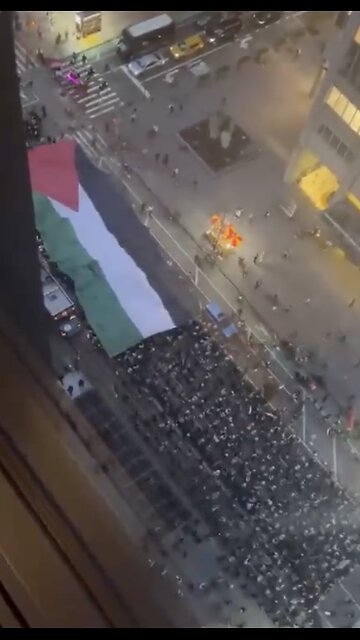 Hundreds of Islamists marching in celebration of October 7th.