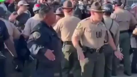 Chicago： Antifa thugs are now attacking police officers in Chicago outside the ICE facility