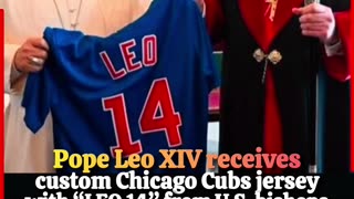 Papa Leone XIV Robert Francis Riggitano 9°sovrano dello Stato Vaticano eletto al conclave 2025 riceve dal vescovo americano una maglia personalizzata dei Chicago Cubs squadra di baseball della città di cui è originario con la scritta “LEO 14”