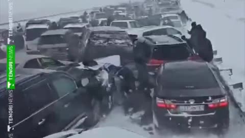 Stuck in the snow: 95 cars collided in a huge car accident on a highway in