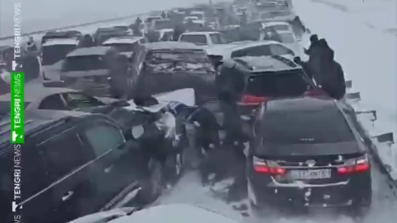 Stuck in the snow: 95 cars collided in a huge car accident on a highway in