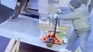 Un palé de bebidas casi aplasta a un mozo de carga en Rusia