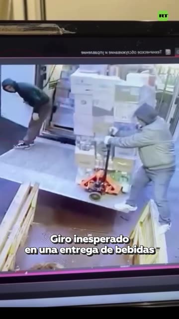 Un palé de bebidas casi aplasta a un mozo de carga en Rusia