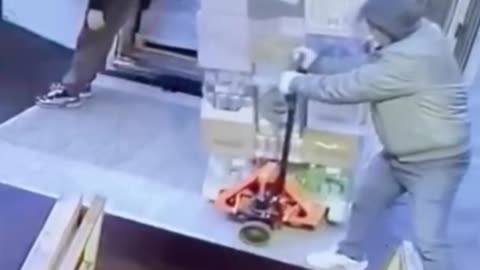 Un palé de bebidas casi aplasta a un mozo de carga en Rusia