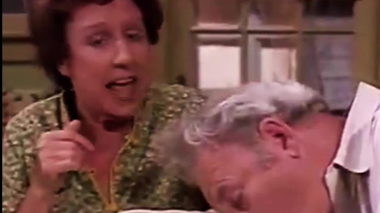 Edith explains the bank to Archie #allinthefamily