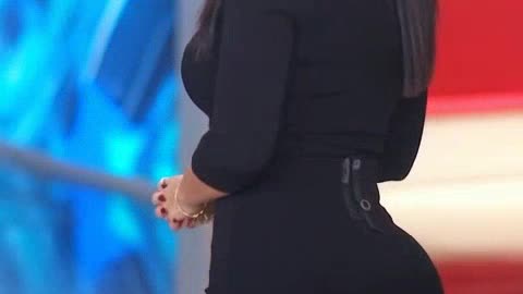 Lara nabhan Play لارا نبهان تداعب المشاهدين مذيعه الحدث