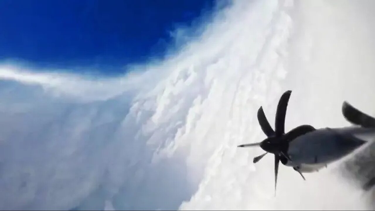 Your Daily Dose Of Internet - Flying into a Hurricane