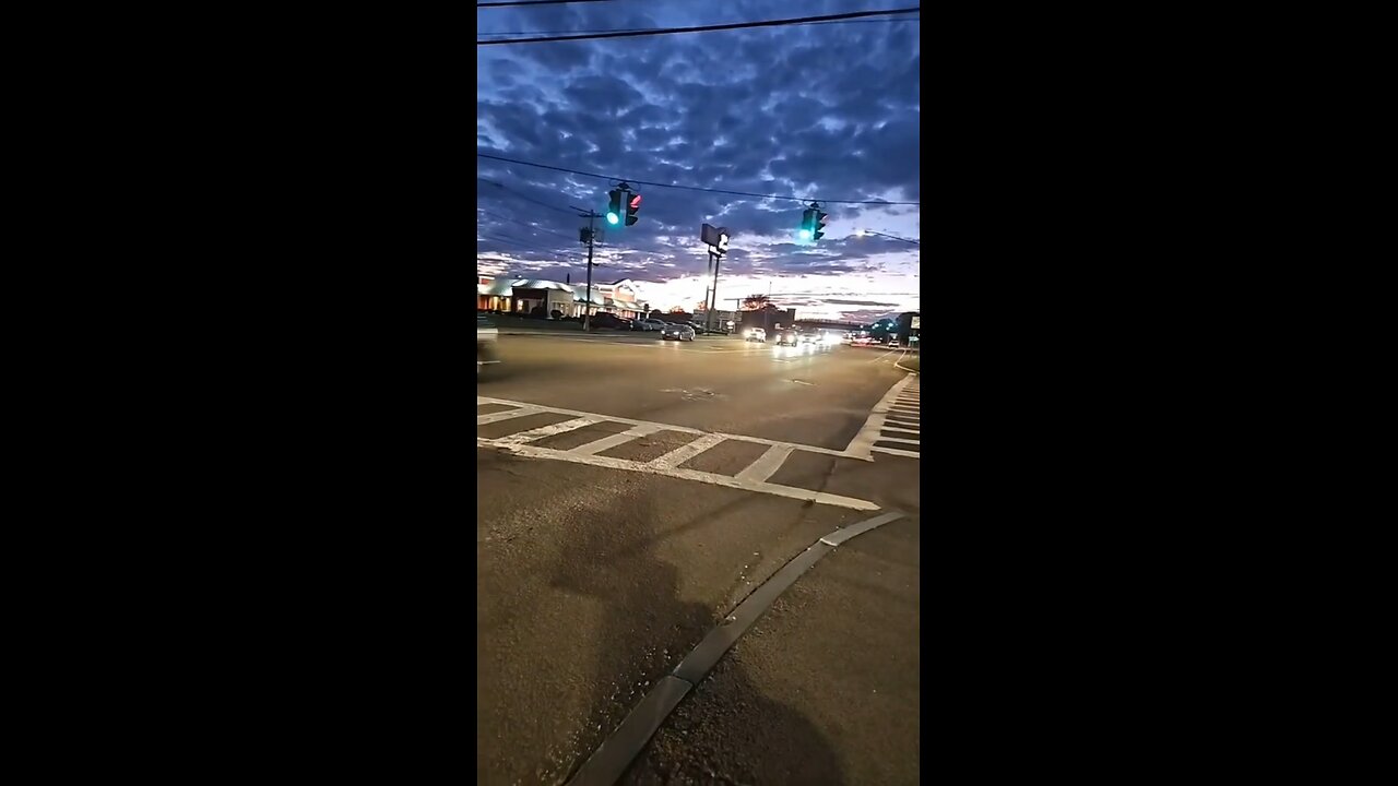 Joseph Martelli Niagara Falls, NY Car runs a red light on Niagara Falls Blvd 10.10.25